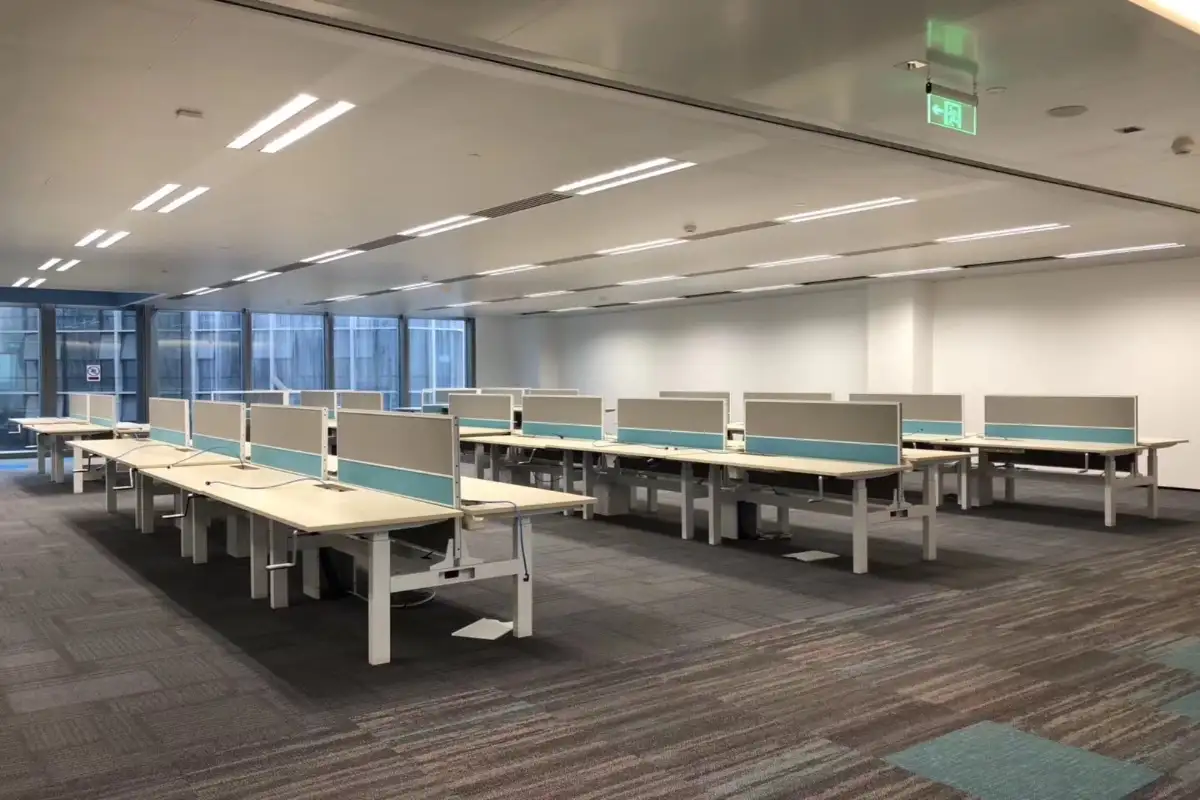 Ergonomic height adjustable sit-to-stand desk projects -Vakadesk 66 (2)